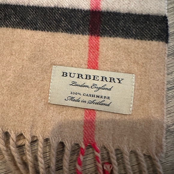 Authentic Burberry scarf reversible - Picture 7 of 7